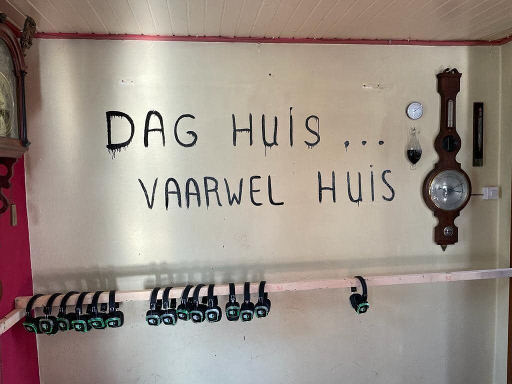 Headphones beneath the words Dag huis, vaarwel huis